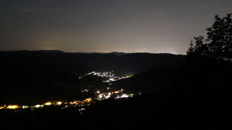 Dieses Bild zeigt eine Webcam-Aufnahme vom Achertal, aufgenommen am Samstag, den 25.07.2026 um 03:30 Uhr. Die Temperatur betrug 20.7°C.