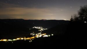 Dieses Bild zeigt eine Webcam-Aufnahme vom Achertal, aufgenommen am Freitag, den 10.07.2026 um 23:50 Uhr. Die Temperatur betrug 22.9°C.