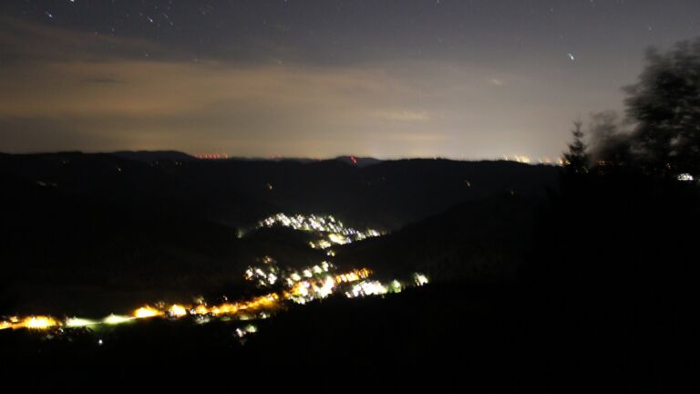 Dieses Bild zeigt eine Webcam-Aufnahme vom Achertal, aufgenommen am Freitag, den 10.07.2026 um 23:50 Uhr. Die Temperatur betrug 22.9°C.