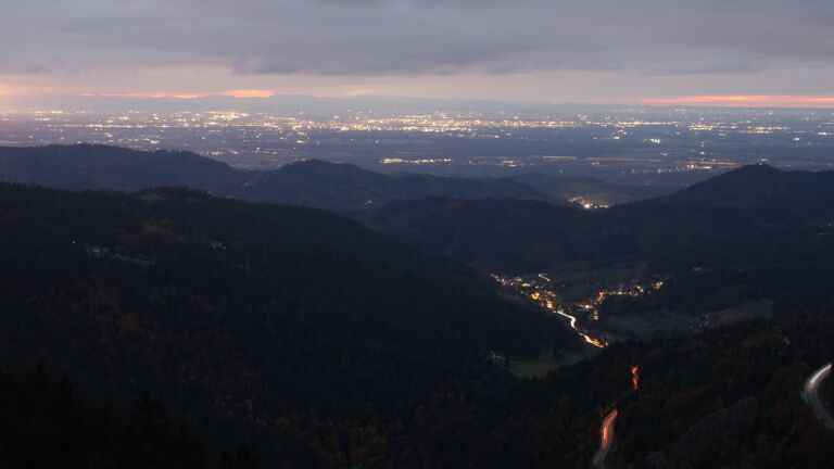 Dieses Bild zeigt eine Webcam-Aufnahme vom Achertal, aufgenommen am Donnerstag, den 16.10.2025 um 19:10 Uhr. Die Temperatur betrug 6°C.