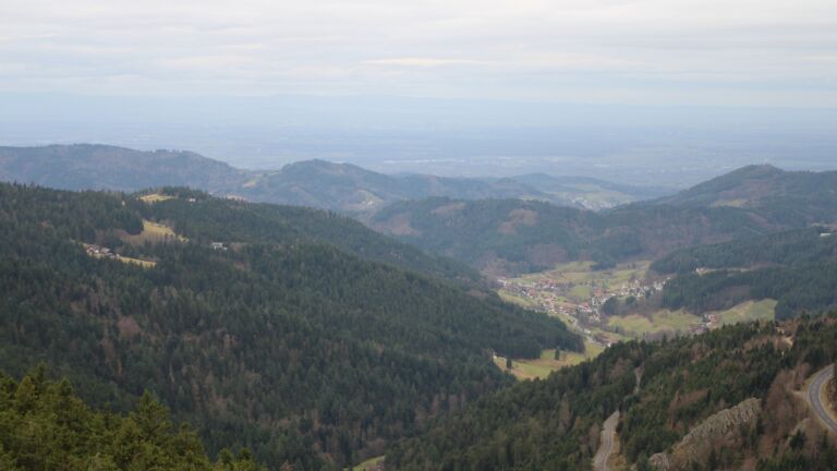 Dieses Bild zeigt eine Webcam-Aufnahme vom Achertal, aufgenommen am Freitag, den 19.12.2025 um 14:00 Uhr. Die Temperatur betrug 7.6°C.