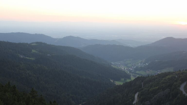 Dieses Bild zeigt eine Webcam-Aufnahme vom Achertal, aufgenommen am Montag, den 18.08.2025 um 20:40 Uhr. Die Temperatur betrug 17.6°C.