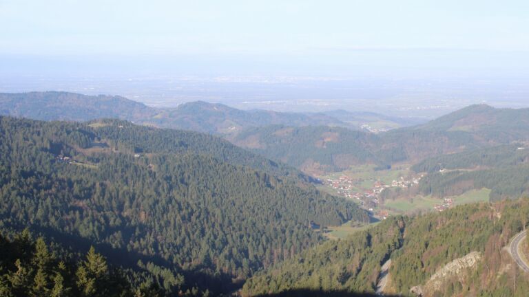 Dieses Bild zeigt eine Webcam-Aufnahme vom Achertal, aufgenommen am Freitag, den 13.03.2026 um 08:40 Uhr. Die Temperatur betrug 2.1°C.