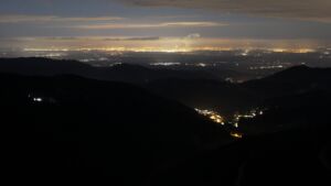 Dieses Bild zeigt eine Webcam-Aufnahme vom Achertal, aufgenommen am Sonntag, den 09.11.2025 um 23:30 Uhr. Die Temperatur betrug 4.7°C.