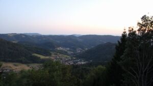 Dieses Bild zeigt eine Webcam-Aufnahme vom Achertal, aufgenommen am Mittwoch, den 12.08.2026 um 21:10 Uhr. Die Temperatur betrug 25°C.