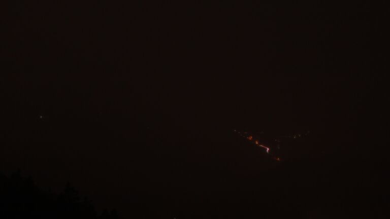 Dieses Bild zeigt eine Webcam-Aufnahme vom Achertal, aufgenommen am Sonntag, den 23.11.2025 um 17:50 Uhr. Die Temperatur betrug -2.4°C.