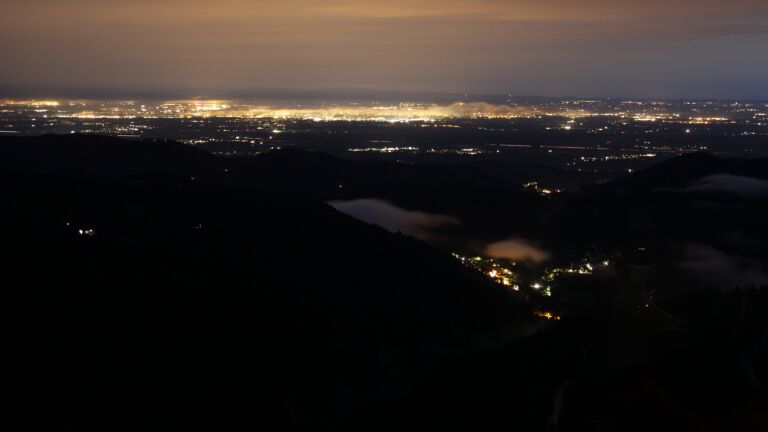 Dieses Bild zeigt eine Webcam-Aufnahme vom Achertal, aufgenommen am Freitag, den 01.08.2025 um 22:10 Uhr. Die Temperatur betrug 11.6°C.