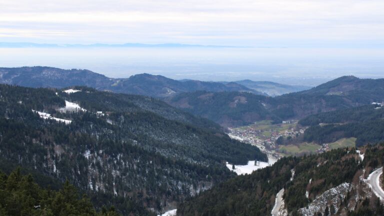 Dieses Bild zeigt eine Webcam-Aufnahme vom Achertal, aufgenommen am Sonntag, den 23.11.2025 um 14:00 Uhr. Die Temperatur betrug -1.4°C.