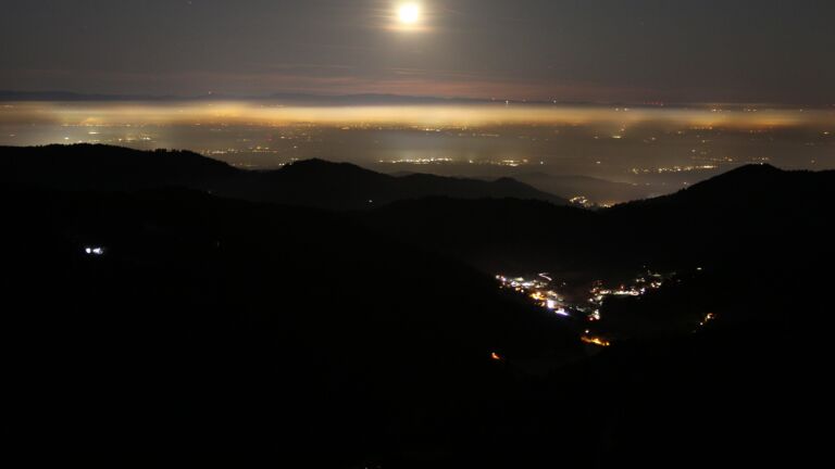 Dieses Bild zeigt eine Webcam-Aufnahme vom Achertal, aufgenommen am Sonntag, den 28.12.2025 um 00:30 Uhr. Die Temperatur betrug 3.6°C.