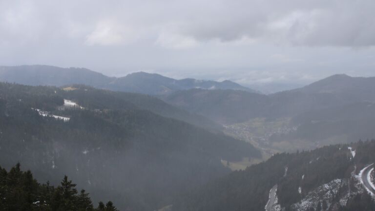 Dieses Bild zeigt eine Webcam-Aufnahme vom Achertal, aufgenommen am Donnerstag, den 19.02.2026 um 14:30 Uhr. Die Temperatur betrug 2.4°C.