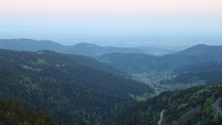Dieses Bild zeigt eine Webcam-Aufnahme vom Achertal, aufgenommen am Freitag, den 02.05.2025 um 06:10 Uhr. Die Temperatur betrug 16.6°C.