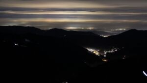 Dieses Bild zeigt eine Webcam-Aufnahme vom Achertal, aufgenommen am Donnerstag, den 22.01.2026 um 21:30 Uhr. Die Temperatur betrug 3.4°C.