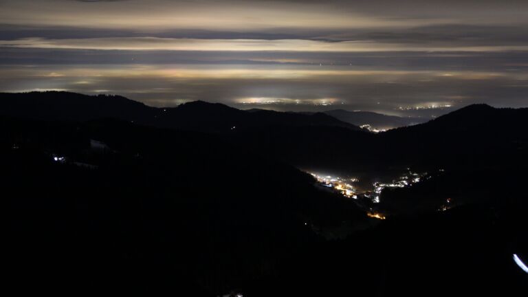 Dieses Bild zeigt eine Webcam-Aufnahme vom Achertal, aufgenommen am Donnerstag, den 22.01.2026 um 21:30 Uhr. Die Temperatur betrug 3.4°C.