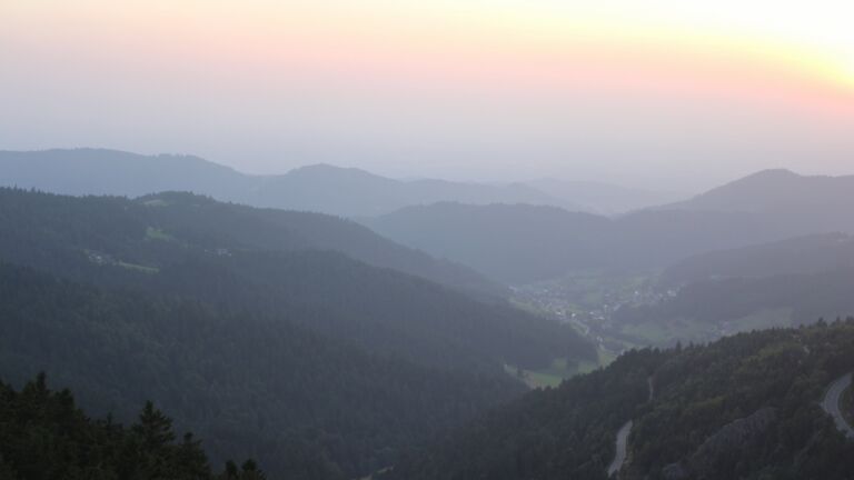 Dieses Bild zeigt eine Webcam-Aufnahme vom Achertal, aufgenommen am Dienstag, den 12.08.2025 um 20:40 Uhr. Die Temperatur betrug 25.4°C.