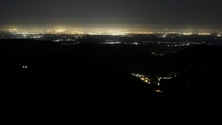 Dieses Bild zeigt eine Webcam-Aufnahme vom Achertal, aufgenommen am Samstag, den 25.04.2026 um 04:30 Uhr. Die Temperatur betrug 9.8°C.