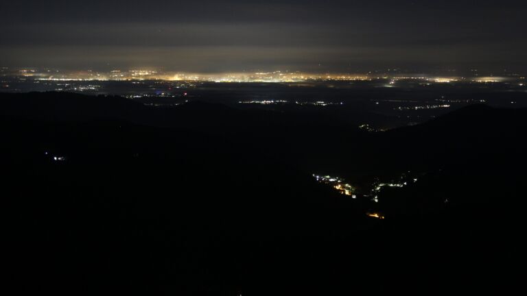 Dieses Bild zeigt eine Webcam-Aufnahme vom Achertal, aufgenommen am Sonntag, den 28.09.2025 um 03:00 Uhr. Die Temperatur betrug 6.4°C.