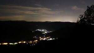 Dieses Bild zeigt eine Webcam-Aufnahme vom Achertal, aufgenommen am Mittwoch, den 13.05.2026 um 01:00 Uhr. Die Temperatur betrug 3.1°C.