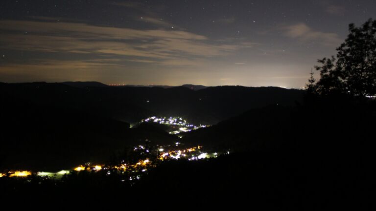 Dieses Bild zeigt eine Webcam-Aufnahme vom Achertal, aufgenommen am Mittwoch, den 13.05.2026 um 01:00 Uhr. Die Temperatur betrug 3.1°C.