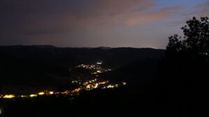 Dieses Bild zeigt eine Webcam-Aufnahme vom Achertal, aufgenommen am Samstag, den 15.08.2026 um 21:50 Uhr. Die Temperatur betrug 27.9°C.