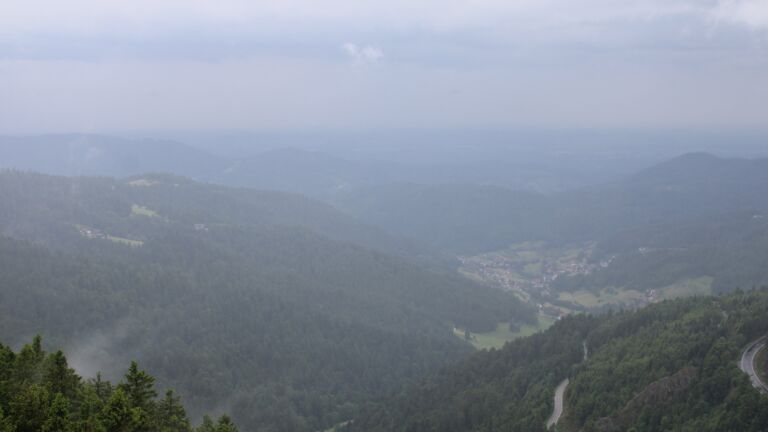 Dieses Bild zeigt eine Webcam-Aufnahme vom Achertal, aufgenommen am Mittwoch, den 04.06.2025 um 16:50 Uhr. Die Temperatur betrug 12.4°C.