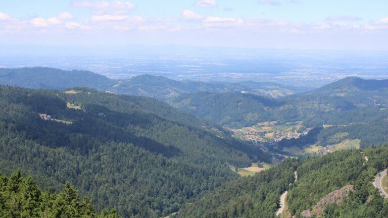 Dieses Bild zeigt eine Webcam-Aufnahme vom Achertal, aufgenommen am Samstag, den 28.06.2025 um 12:30 Uhr. Die Temperatur betrug 21.5°C.