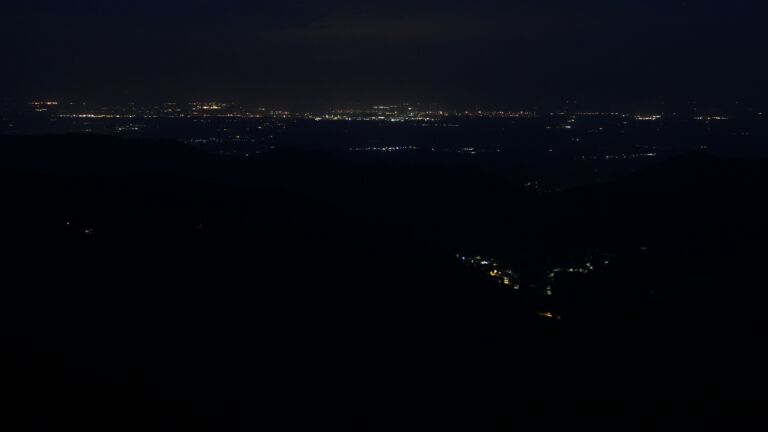 Dieses Bild zeigt eine Webcam-Aufnahme vom Achertal, aufgenommen am Sonntag, den 18.05.2025 um 04:20 Uhr. Die Temperatur betrug 7°C.
