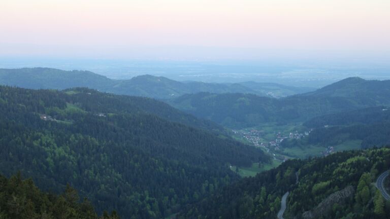 Dieses Bild zeigt eine Webcam-Aufnahme vom Achertal, aufgenommen am Donnerstag, den 01.05.2025 um 06:20 Uhr. Die Temperatur betrug 15°C.
