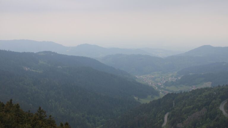 Dieses Bild zeigt eine Webcam-Aufnahme vom Achertal, aufgenommen am Sonntag, den 10.05.2026 um 17:30 Uhr. Die Temperatur betrug 13°C.