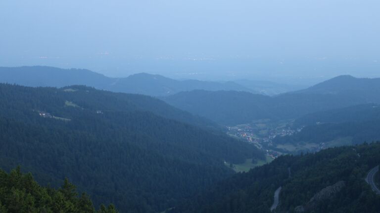 Dieses Bild zeigt eine Webcam-Aufnahme vom Achertal, aufgenommen am Freitag, den 13.06.2025 um 04:50 Uhr. Die Temperatur betrug 22°C.
