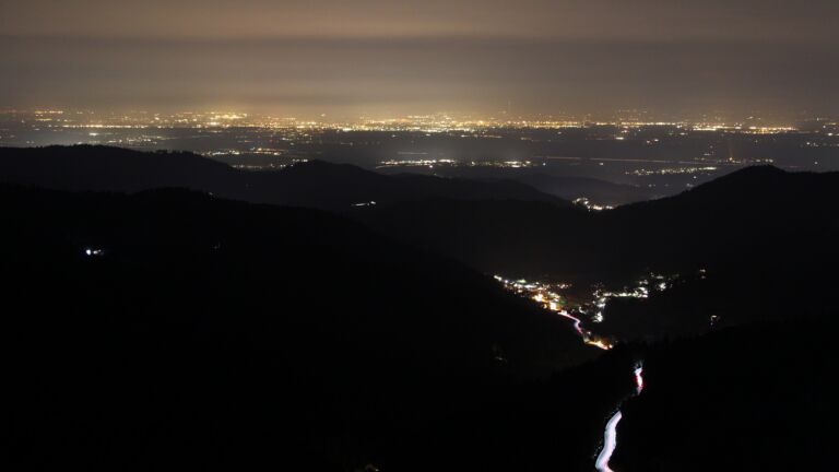Dieses Bild zeigt eine Webcam-Aufnahme vom Achertal, aufgenommen am Samstag, den 07.03.2026 um 20:30 Uhr. Die Temperatur betrug 9.2°C.