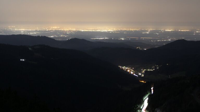 Dieses Bild zeigt eine Webcam-Aufnahme vom Achertal, aufgenommen am Freitag, den 06.03.2026 um 05:20 Uhr. Die Temperatur betrug 11.4°C.