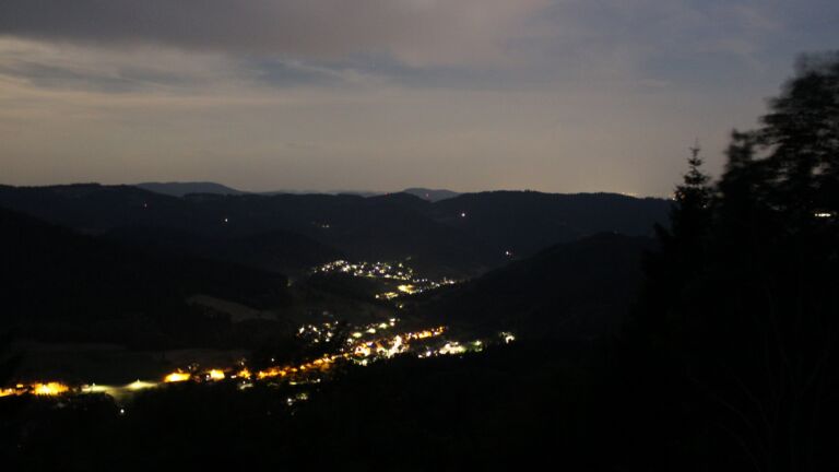 Dieses Bild zeigt eine Webcam-Aufnahme vom Achertal, aufgenommen am Freitag, den 26.06.2026 um 23:10 Uhr. Die Temperatur betrug 29.7°C.