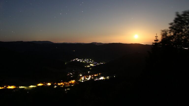 Dieses Bild zeigt eine Webcam-Aufnahme vom Achertal, aufgenommen am Freitag, den 29.05.2026 um 03:40 Uhr. Die Temperatur betrug 17.5°C.