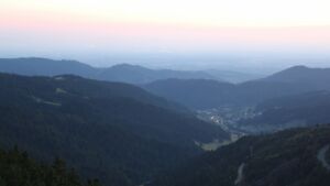 Dieses Bild zeigt eine Webcam-Aufnahme vom Achertal, aufgenommen am Dienstag, den 01.07.2025 um 22:10 Uhr. Die Temperatur betrug 23.2°C.