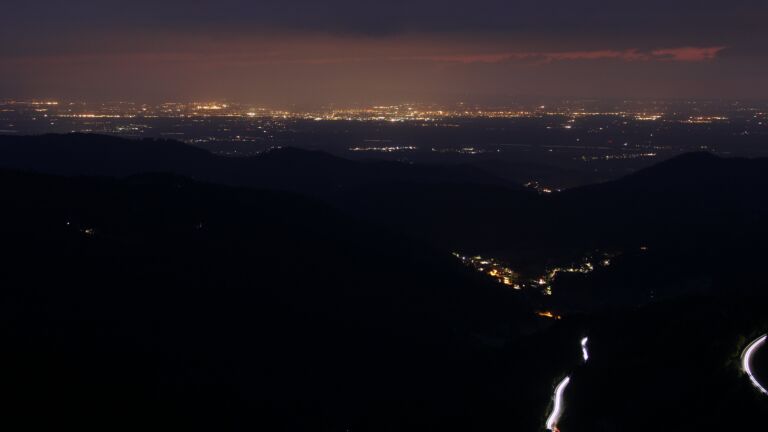 Dieses Bild zeigt eine Webcam-Aufnahme vom Achertal, aufgenommen am Samstag, den 17.05.2025 um 22:10 Uhr. Die Temperatur betrug 8.3°C.