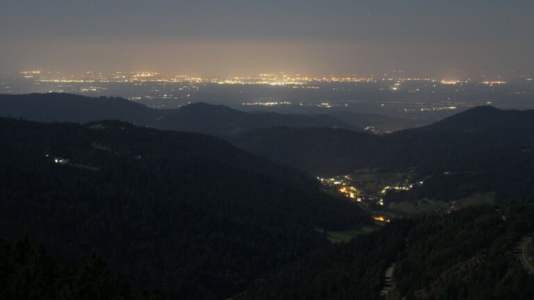 Dieses Bild zeigt eine Webcam-Aufnahme vom Achertal, aufgenommen am Dienstag, den 12.08.2025 um 03:30 Uhr. Die Temperatur betrug 18.2°C.
