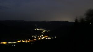 Dieses Bild zeigt eine Webcam-Aufnahme vom Achertal, aufgenommen am Donnerstag, den 27.08.2026 um 21:30 Uhr. Die Temperatur betrug 26.8°C.