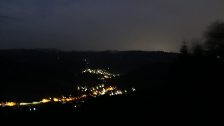Dieses Bild zeigt eine Webcam-Aufnahme vom Achertal, aufgenommen am Donnerstag, den 27.08.2026 um 21:30 Uhr. Die Temperatur betrug 26.8°C.