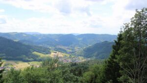Dieses Bild zeigt eine Webcam-Aufnahme vom Achertal, aufgenommen am Montag, den 01.06.2026 um 14:20 Uhr. Die Temperatur betrug 21.7°C.