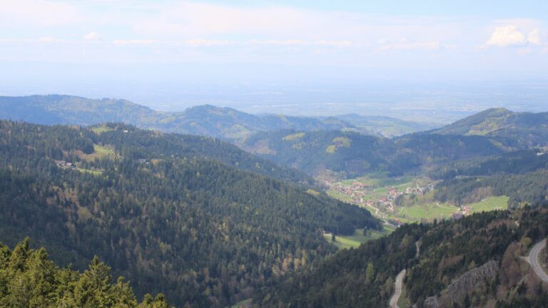 Dieses Bild zeigt eine Webcam-Aufnahme vom Achertal, aufgenommen am Freitag, den 17.04.2026 um 13:30 Uhr. Die Temperatur betrug 15.2°C.