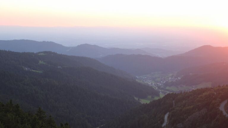 Dieses Bild zeigt eine Webcam-Aufnahme vom Achertal, aufgenommen am Samstag, den 09.08.2025 um 20:50 Uhr. Die Temperatur betrug 22.9°C.