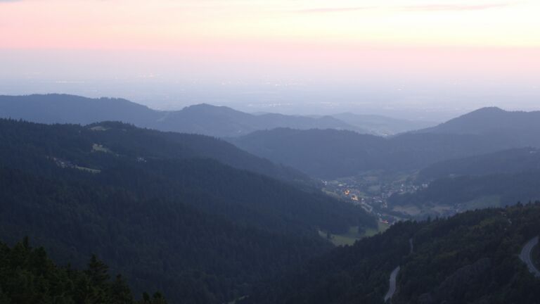 Dieses Bild zeigt eine Webcam-Aufnahme vom Achertal, aufgenommen am Mittwoch, den 18.06.2025 um 22:10 Uhr. Die Temperatur betrug 18.6°C.