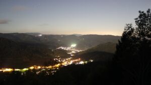 Dieses Bild zeigt eine Webcam-Aufnahme vom Achertal, aufgenommen am Donnerstag, den 29.10.2026 um 20:30 Uhr. Die Temperatur betrug 6.5°C.