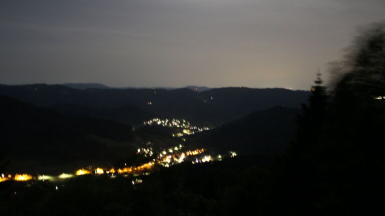 Dieses Bild zeigt eine Webcam-Aufnahme vom Achertal, aufgenommen am Sonntag, den 24.05.2026 um 23:10 Uhr. Die Temperatur betrug 21.8°C.