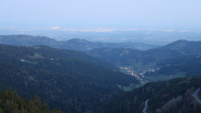 Dieses Bild zeigt eine Webcam-Aufnahme vom Achertal, aufgenommen am Freitag, den 17.04.2026 um 06:00 Uhr. Die Temperatur betrug 9.6°C.