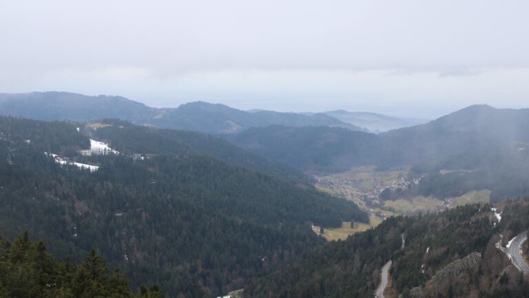 Dieses Bild zeigt eine Webcam-Aufnahme vom Achertal, aufgenommen am Sonntag, den 01.02.2026 um 12:30 Uhr. Die Temperatur betrug 2.8°C.