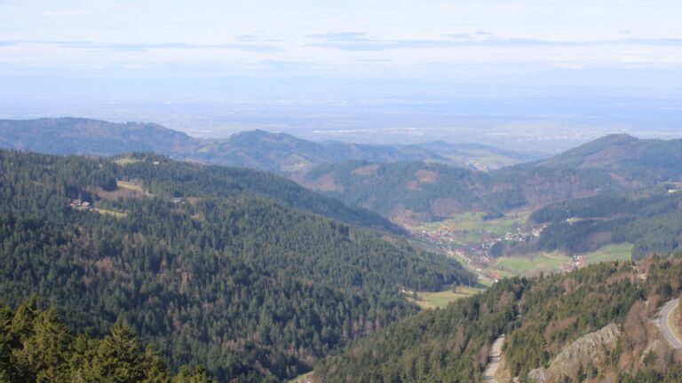 Dieses Bild zeigt eine Webcam-Aufnahme vom Achertal, aufgenommen am Freitag, den 13.03.2026 um 10:50 Uhr. Die Temperatur betrug 8.1°C.