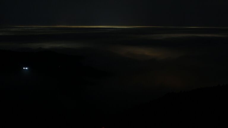 Dieses Bild zeigt eine Webcam-Aufnahme vom Achertal, aufgenommen am Dienstag, den 23.12.2025 um 04:30 Uhr. Die Temperatur betrug 7.6°C.