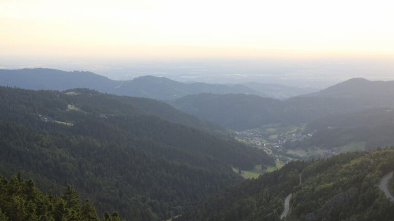 Dieses Bild zeigt eine Webcam-Aufnahme vom Achertal, aufgenommen am Freitag, den 20.06.2025 um 20:40 Uhr. Die Temperatur betrug 18.2°C.