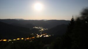 Dieses Bild zeigt eine Webcam-Aufnahme vom Achertal, aufgenommen am Mittwoch, den 29.07.2026 um 03:50 Uhr. Die Temperatur betrug 22.9°C.